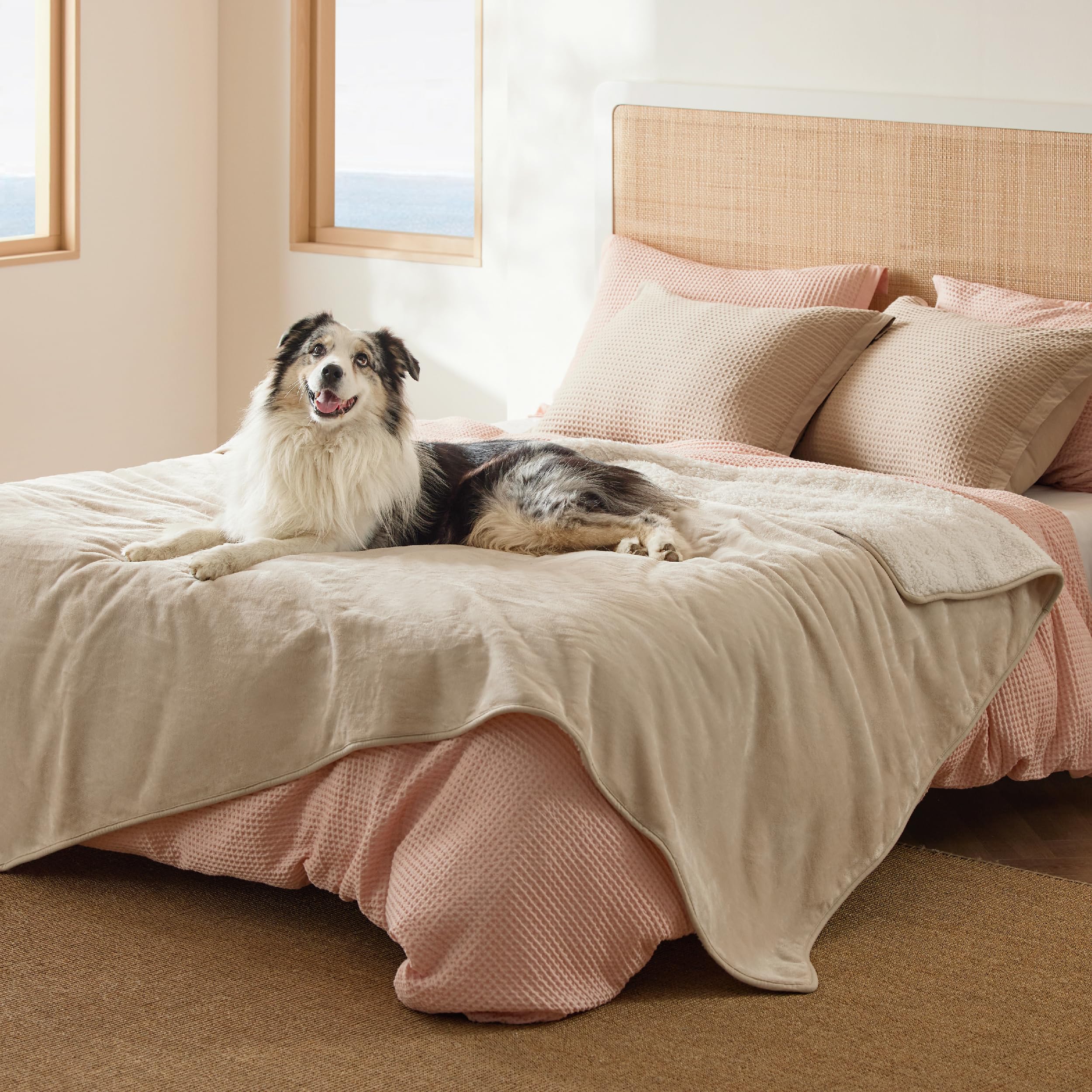 Bedsure manta-impermeable sherpa crema protege la cama de humedad y derrames.
