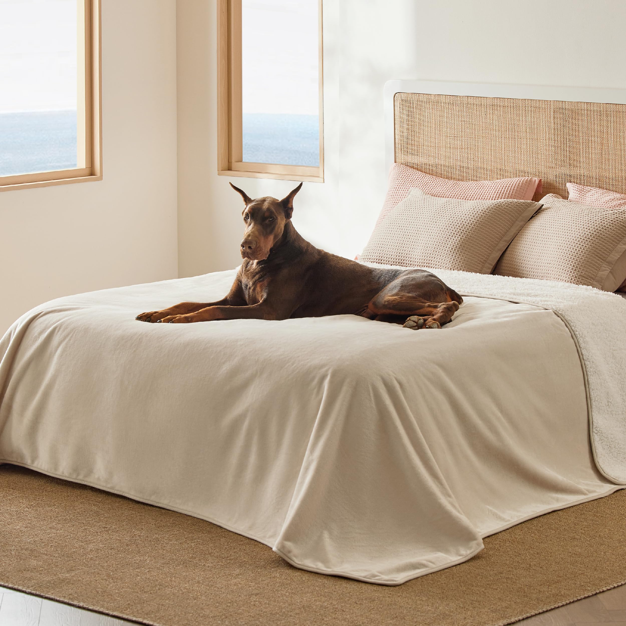 Bedsure manta sherpa-dos-caras impermeable para cama, protección cálida.