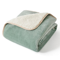 Bedsure manta para perro pequeño con sherpa suave protege el sofá.
