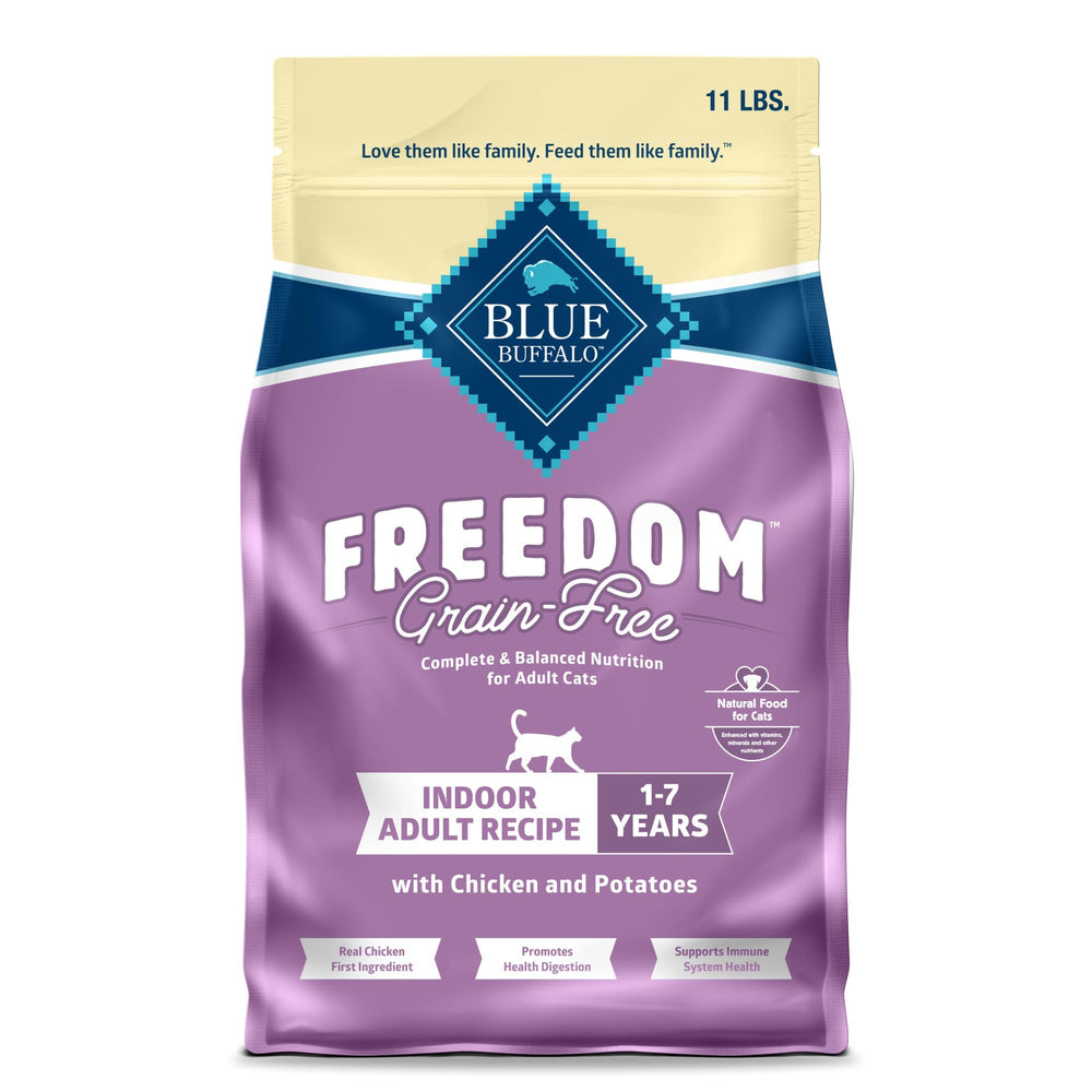 Blue Buffalo Freedom sin cereales para gatos adultos interiores, empaque frontal destaca pollo real como ingrediente