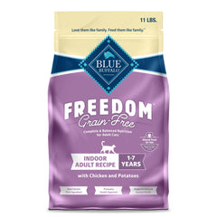Blue Buffalo Freedom sin cereales para gatos adultos interiores, empaque frontal destaca pollo real como ingrediente