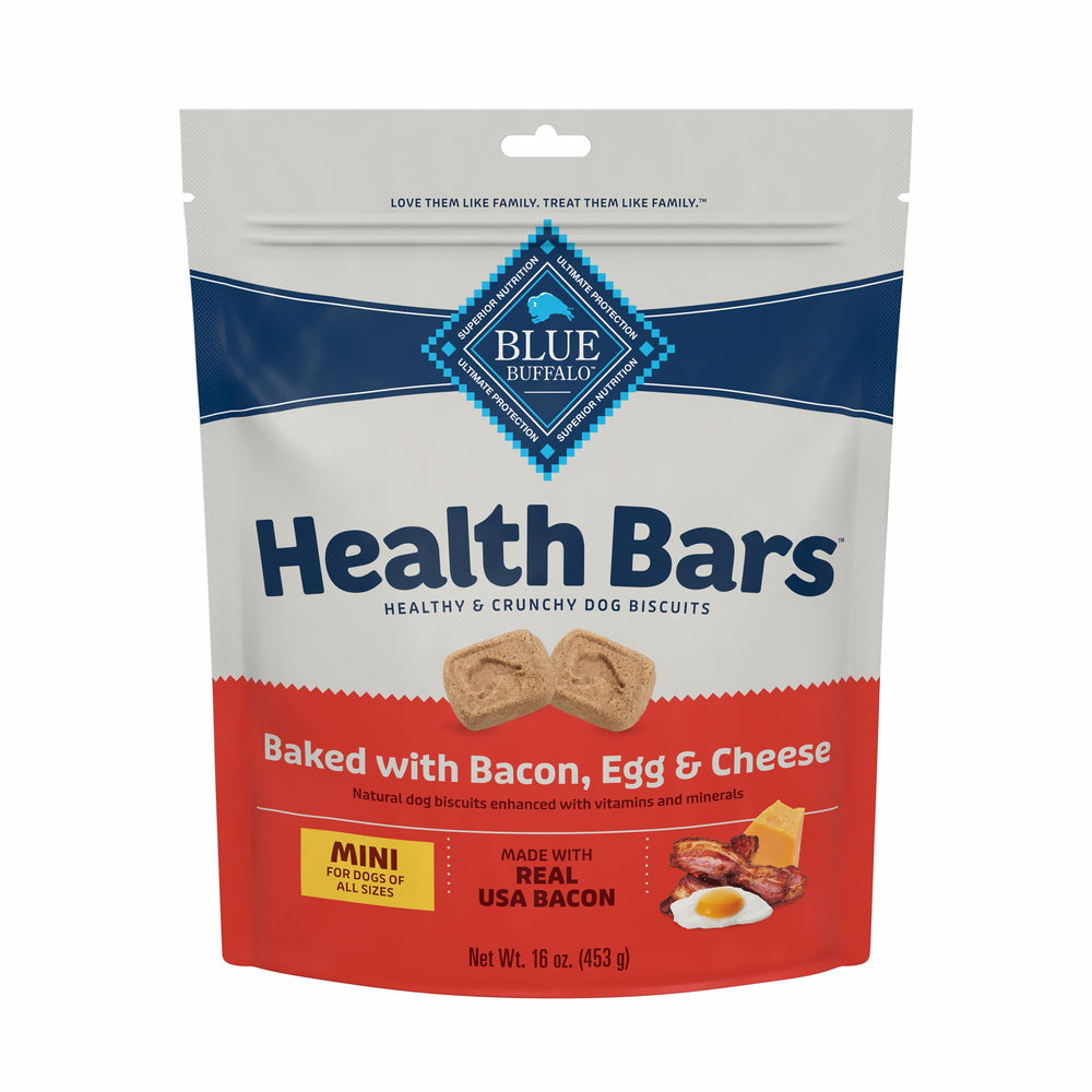 Blue Buffalo Health Bars Mini, primer plano crujiente con sabor tocino, ideal como recompensa.