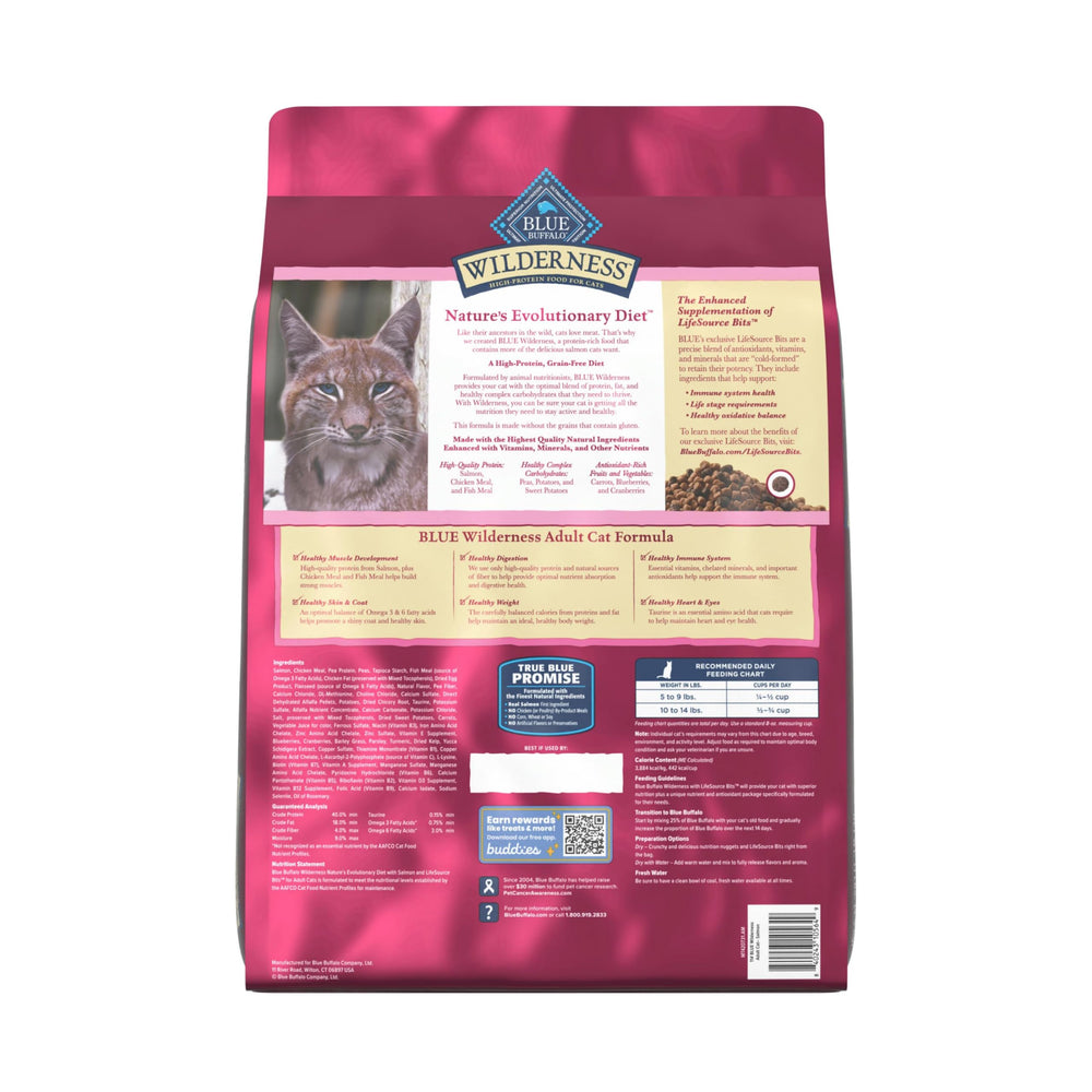 Croquetas de Blue Buffalo Wilderness con salmón para gatos adultos.