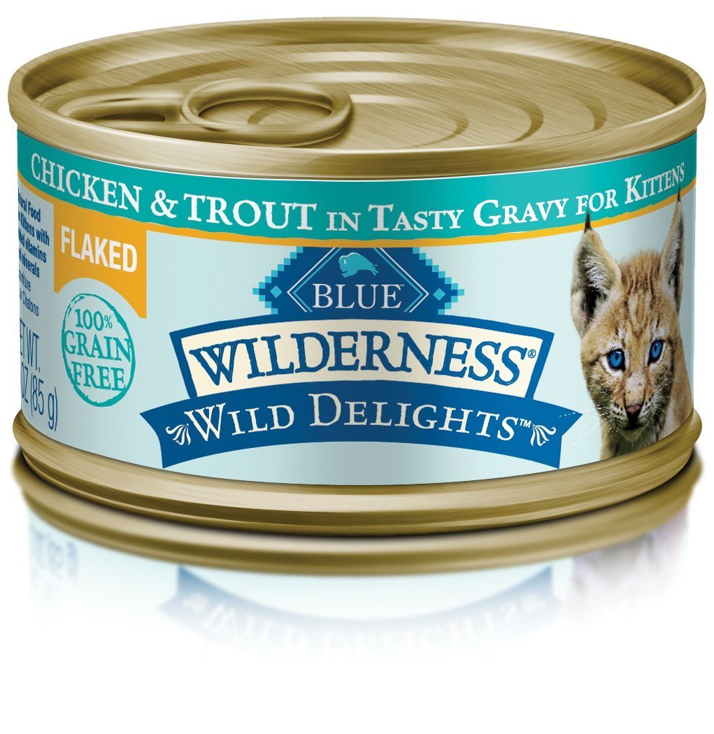Blue Buffalo Wilderness Delights: lata para gatito con pollo y trucha en salsa, ideal para hidratación diaria.
