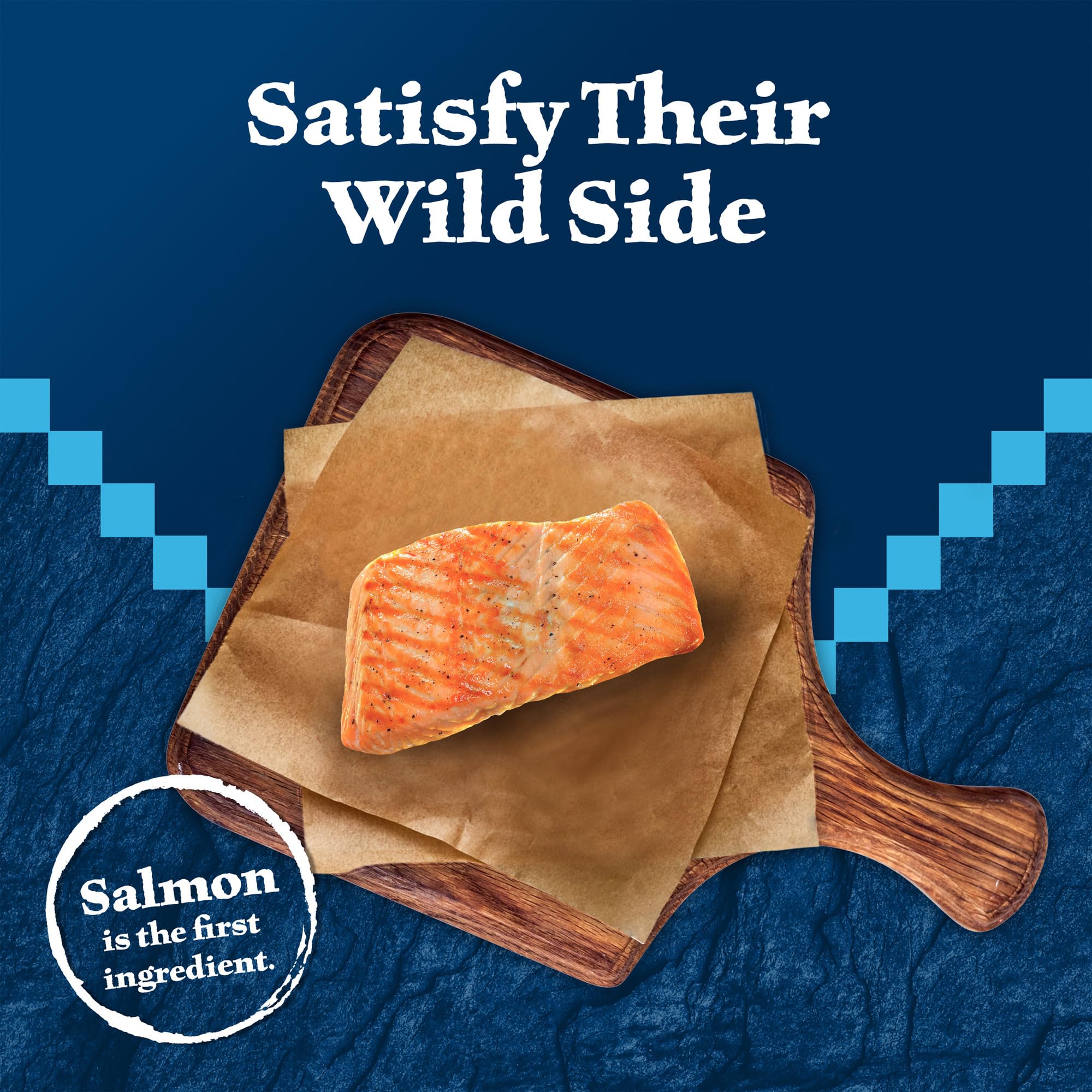 Etiqueta de Blue Buffalo Wilderness destaca salmón real sin cereales para gatos.