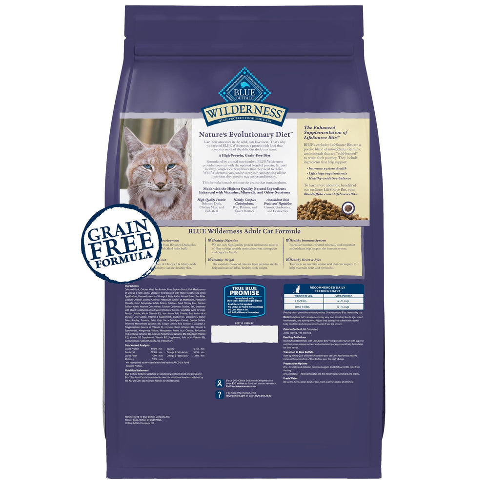 Blue Buffalo Wilderness porciones crujientes de pollo para gatos adultos, sabor natural.
