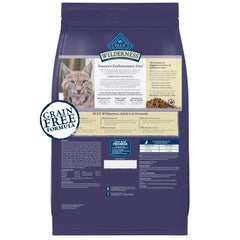 Blue Buffalo Wilderness porciones crujientes de pollo para gatos adultos, sabor natural.