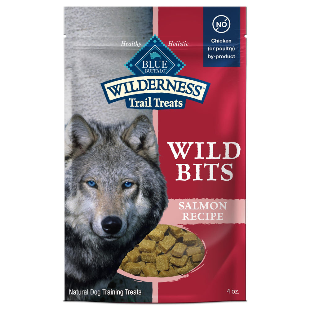 Blue Buffalo Wilderness Wild Bits con salmón, empaque visible para entrenamiento diario.