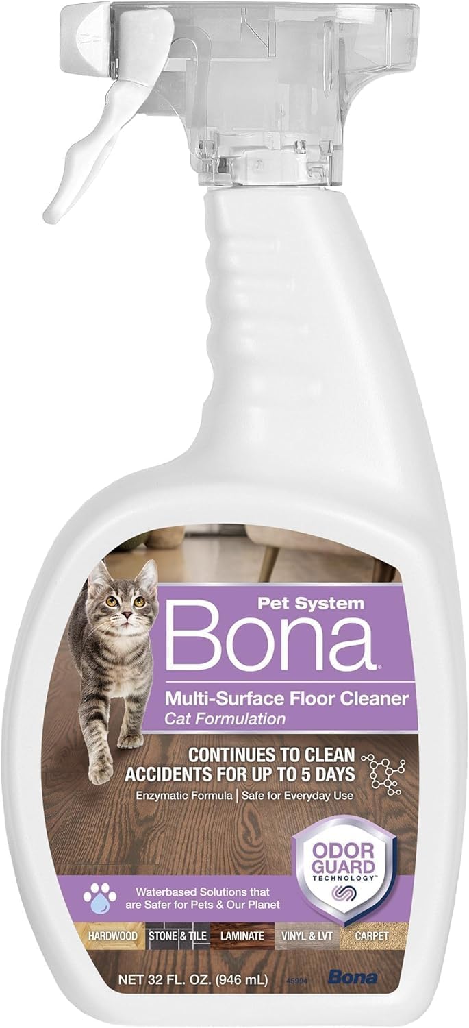 Bona Pet Spray montre la bouteille prête à l’emploi pour nettoyer sols et tapis.