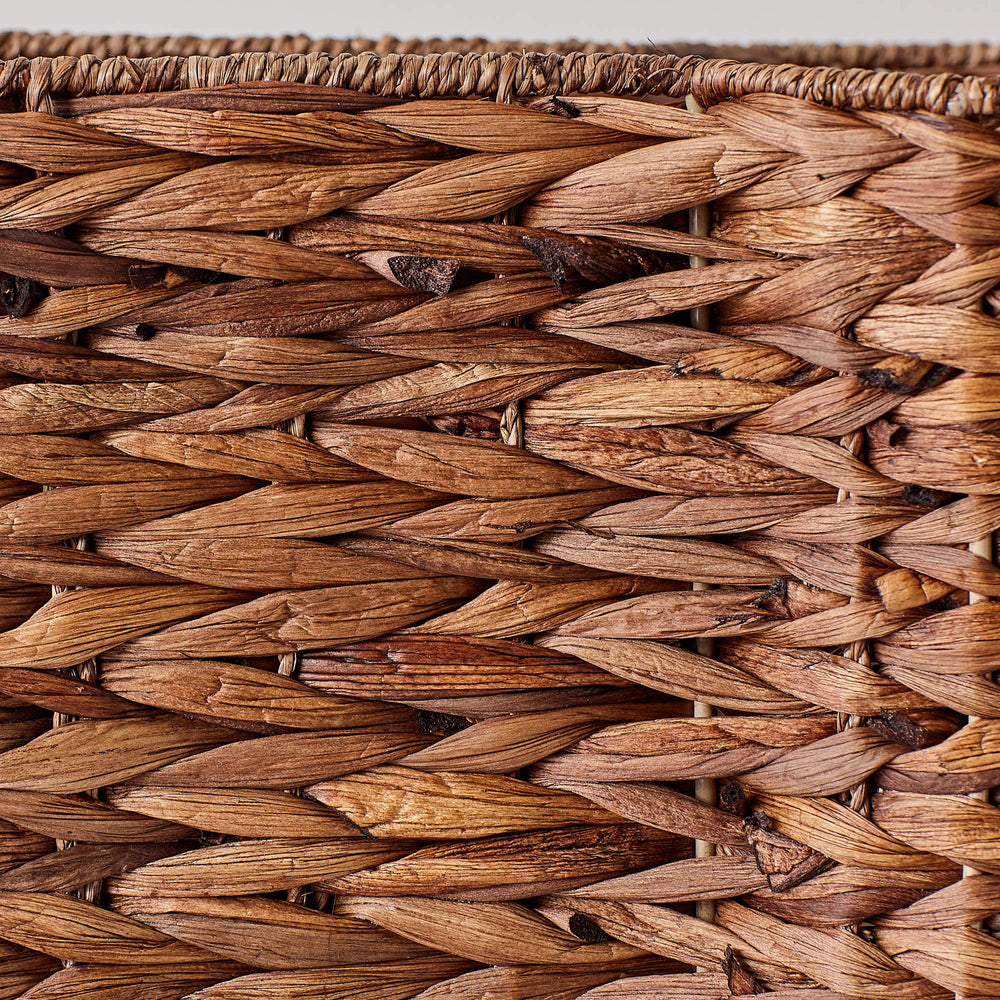 Detalle del tejido natural jacinto de agua en la cesta Bone Dry.