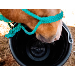 Cubo Boss Equine con borde superior reforzado para mayor durabilidad.
