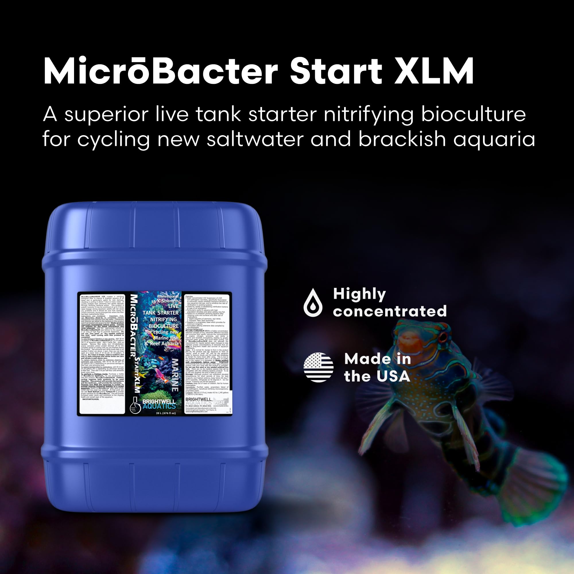 Usuario vertiendo MicroBacter Start XLM para comenzar la filtración biológica