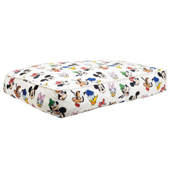 Cama Buckle-Down Disney, detalle de estampado, ideal para dormitorio de mascota y descanso diario.