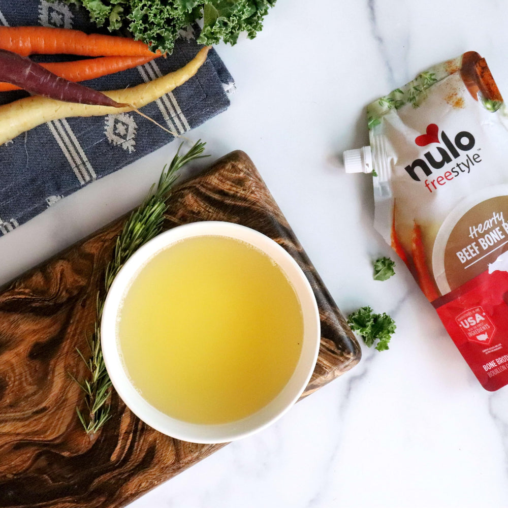 Caldo de huesos Nulo Freestyle con tomillo y cúrcuma para aroma herbal.