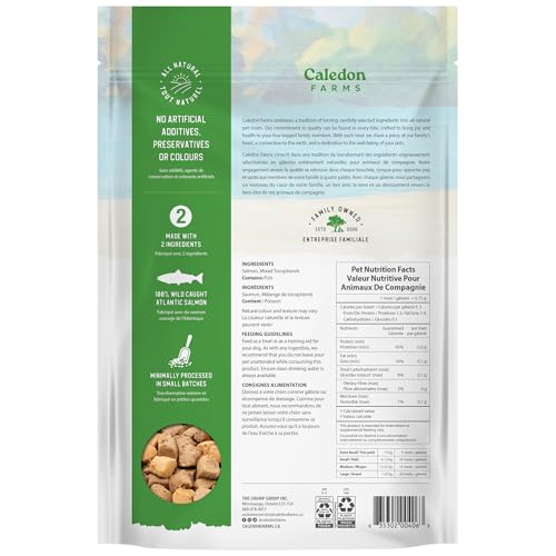 Caledon Farms Freeze-Dried Salmon Bites en mano, tamaño práctico.