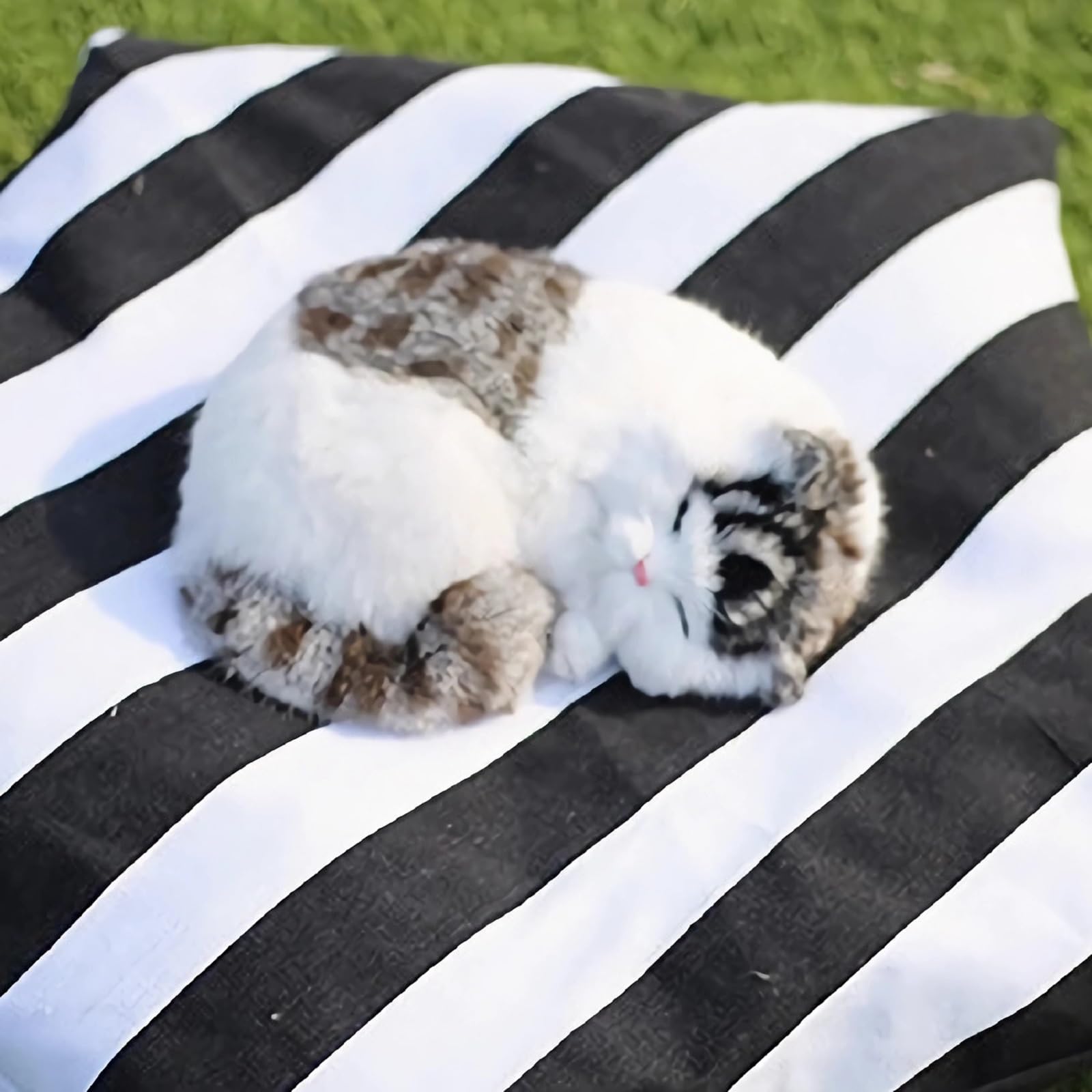 Diseño blanco y negro de cama-tepee para decorar