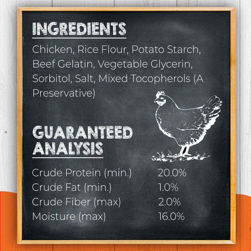 Perro mordisqueando Canine Naturals Chicken Recipe Chew para masticación duradera.