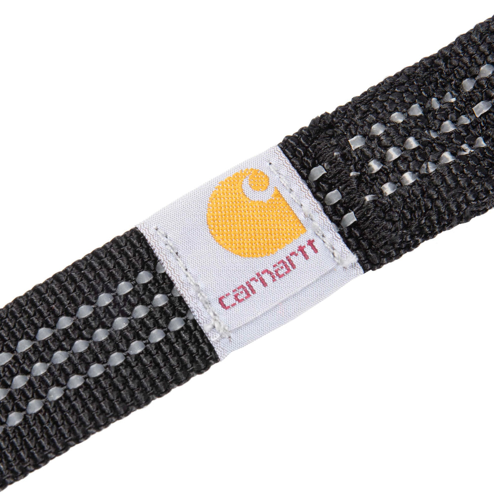 Correa Carhartt con costuras reflectivas para mayor visibilidad nocturna.