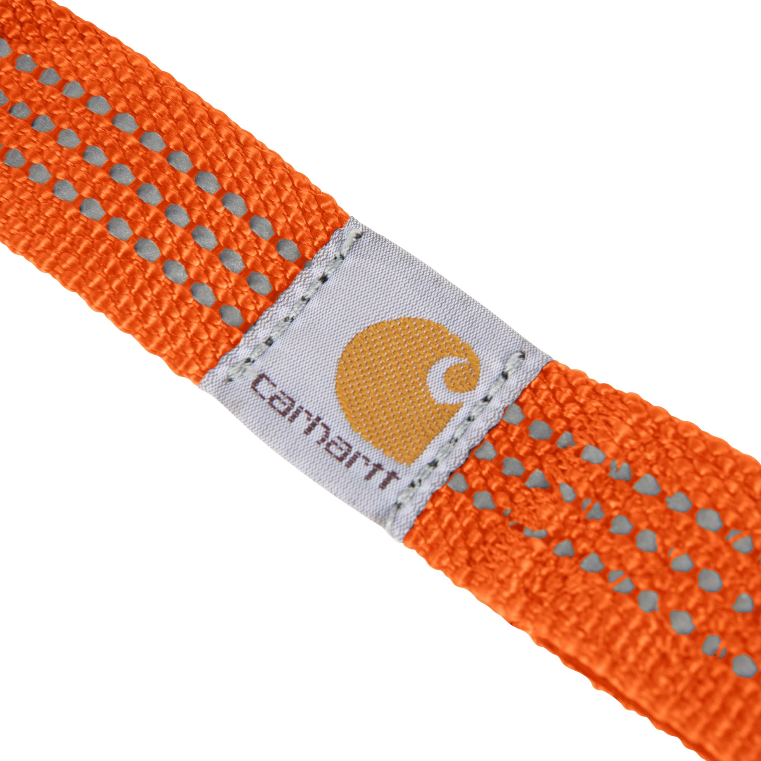Correa Carhartt con costuras reflectantes para mayor visibilidad nocturna.