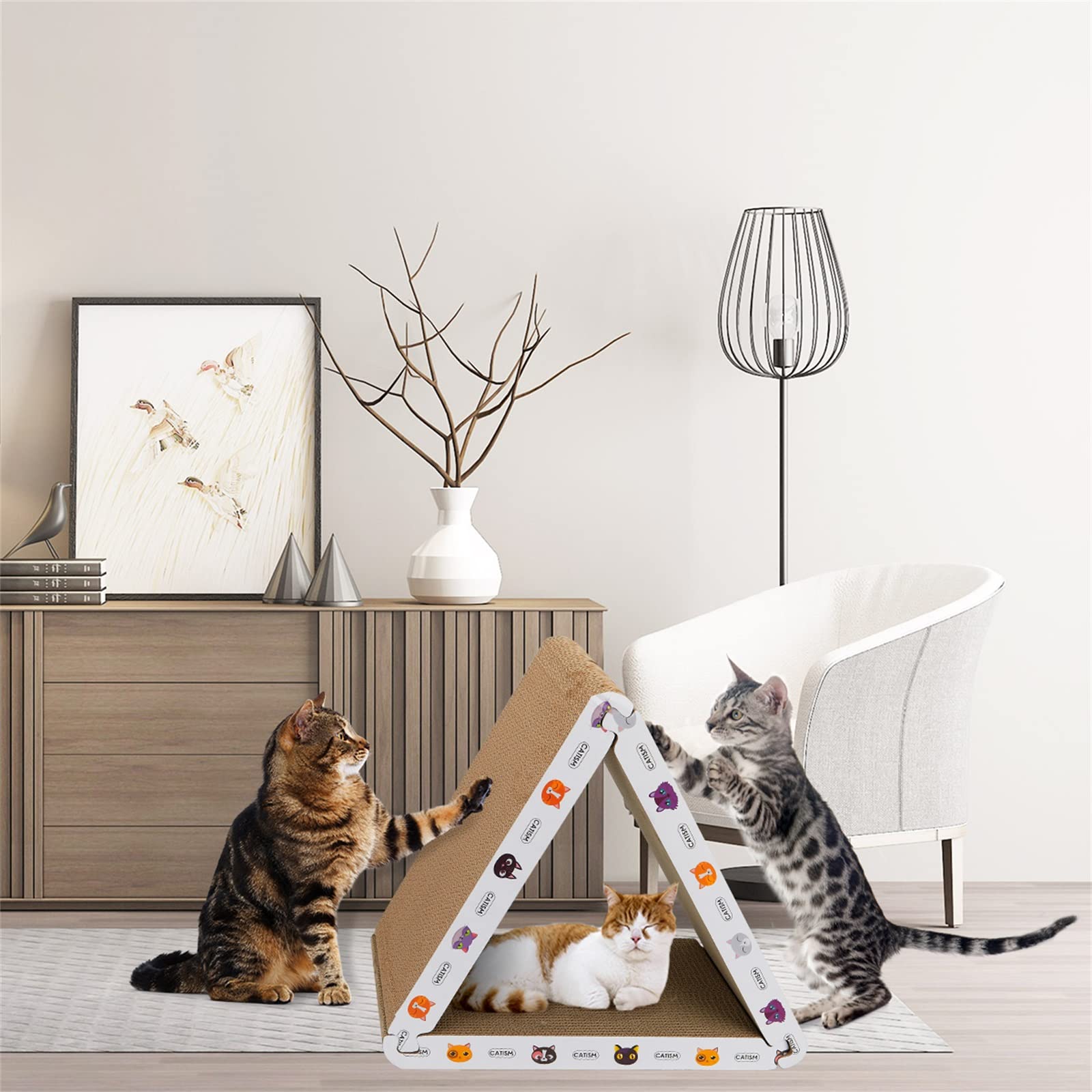 CATISM rasca-cartón reciclable, opción duradera para gatos de interior y entretenimiento.