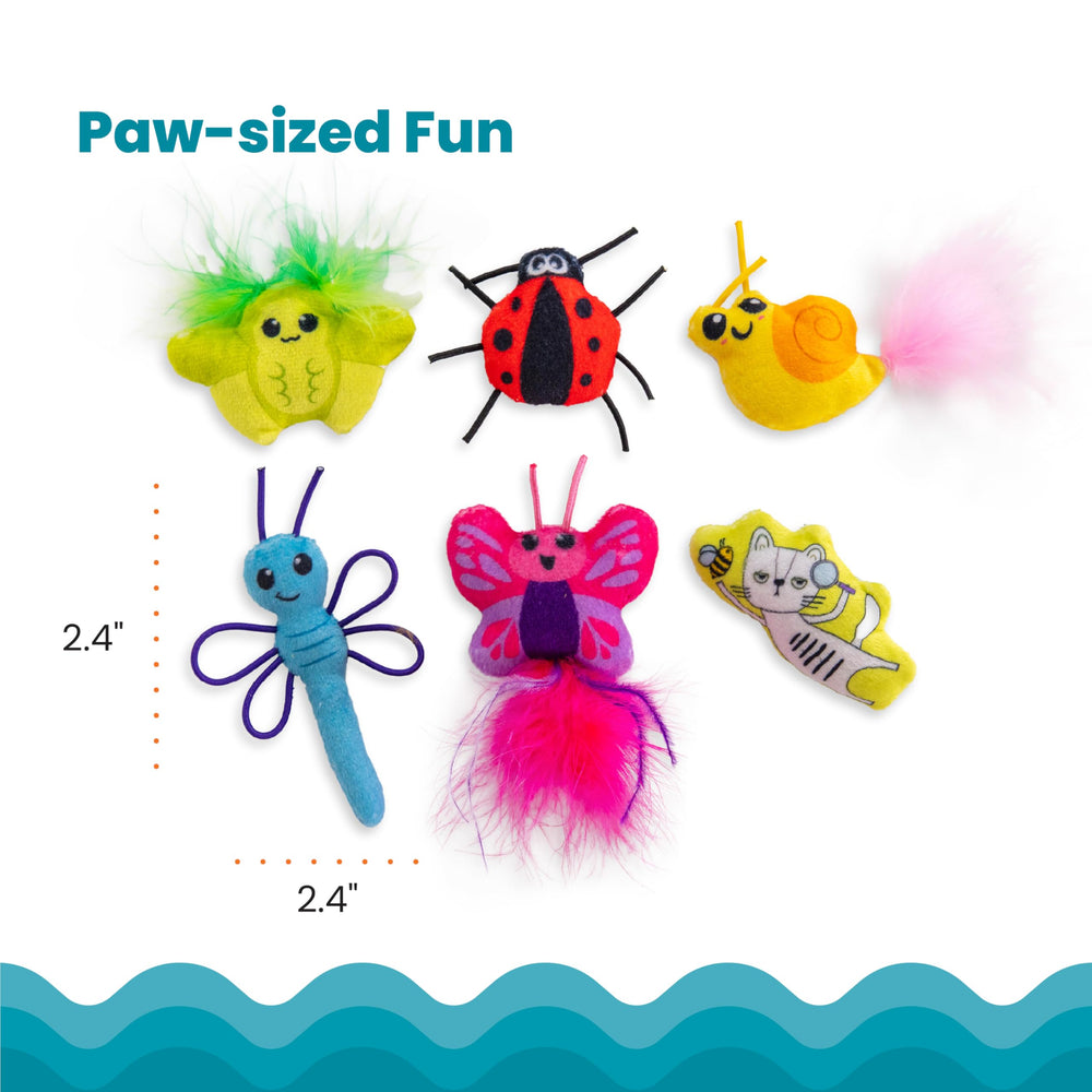 Catstages Cute as a Bug: juguetes multicolores que destacan durante la observación.