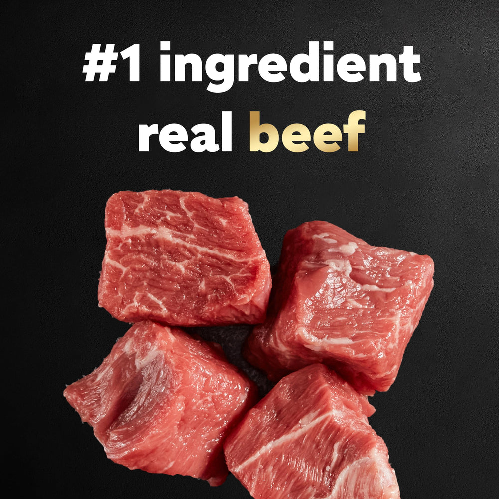 Trozos de carne de res real, ingrediente principal de Cesar para perros pequeños.