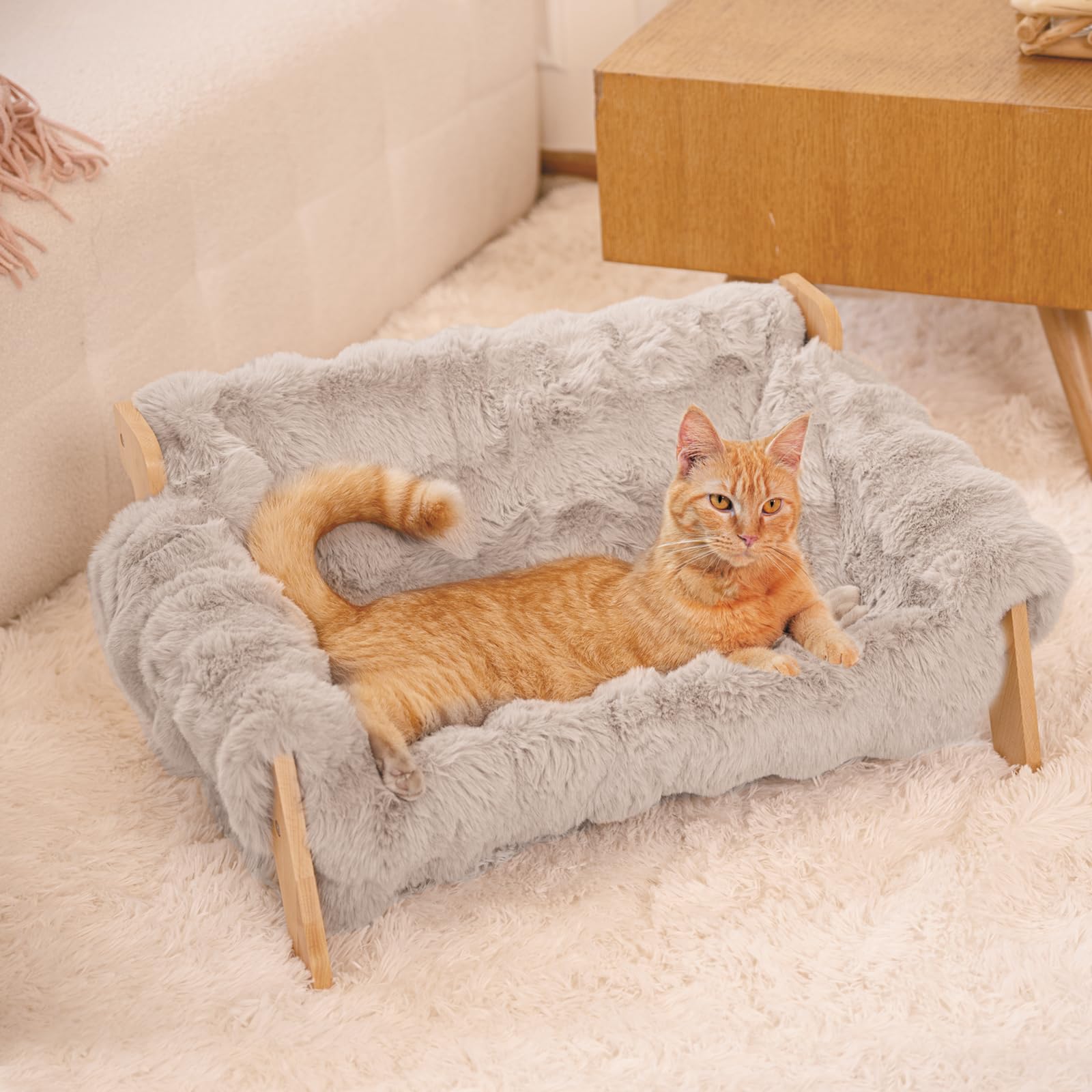 Sillón gato elevado de Cheerhome Pets, vista general y descanso cómodo en interiores