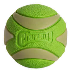 Bola Chuckit! Max Glow Ultra Maullador con luz brillante para juegos nocturnos.