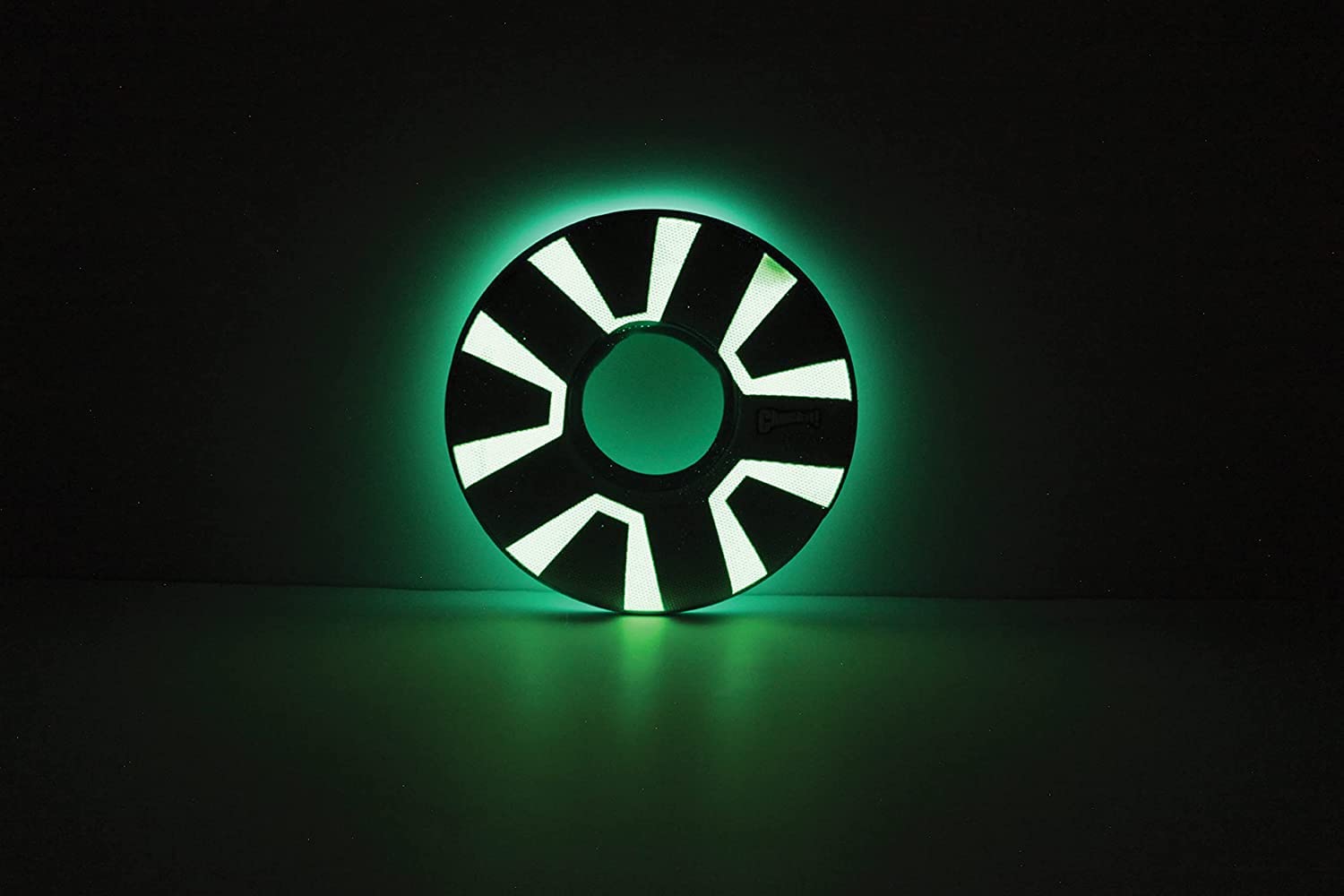 Juguete Zipflight Max Glow flotante para perros medianos durante el agua