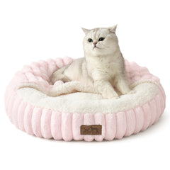 Cama Cozy Kiss con capucha ofrece refugio cálido para siestas tranquilas.