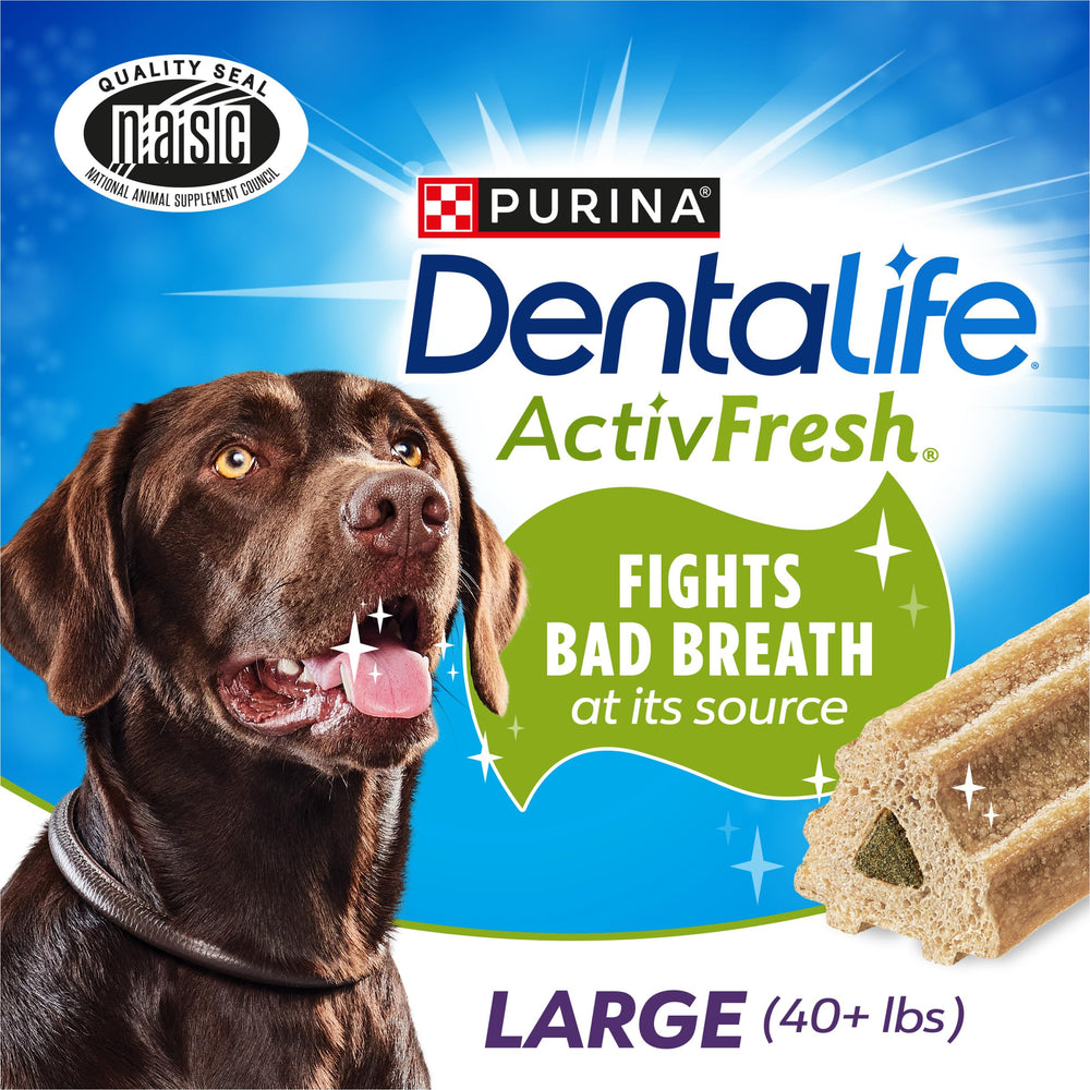 Huesos dentales de DentaLife ActivFresh con sabor pollo para perros grandes.