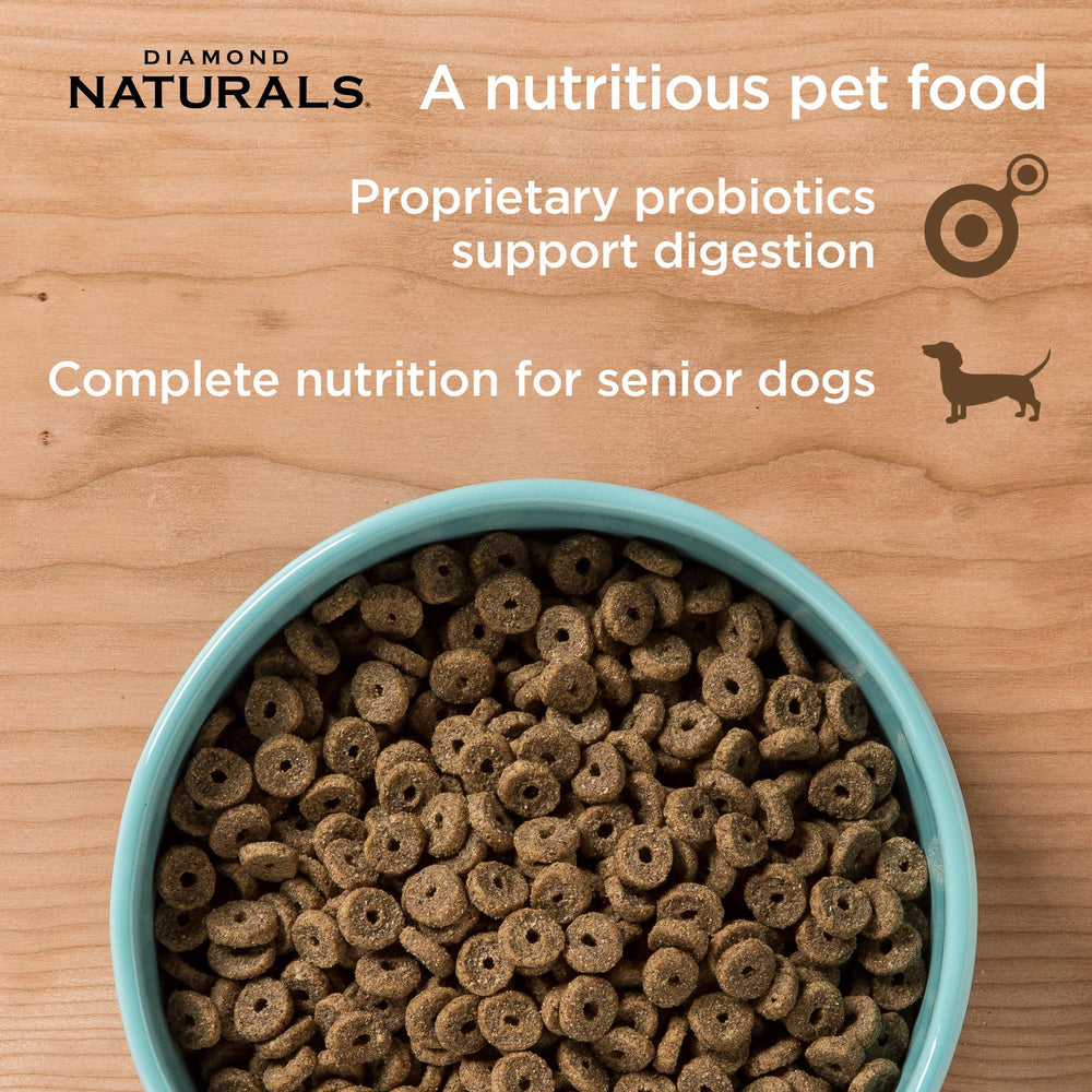 Diamond Naturals: perro disfrutando la comida, momento de alimentación agradable.