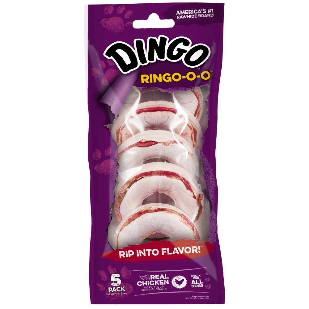 Dingo Ringo-o-o anillo sabor pollo en medio de masticación, ideal para perros activos.