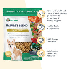 Dr. Marty Nature's Blend Active Vitality, perro senior disfrutando la comida deshidratada