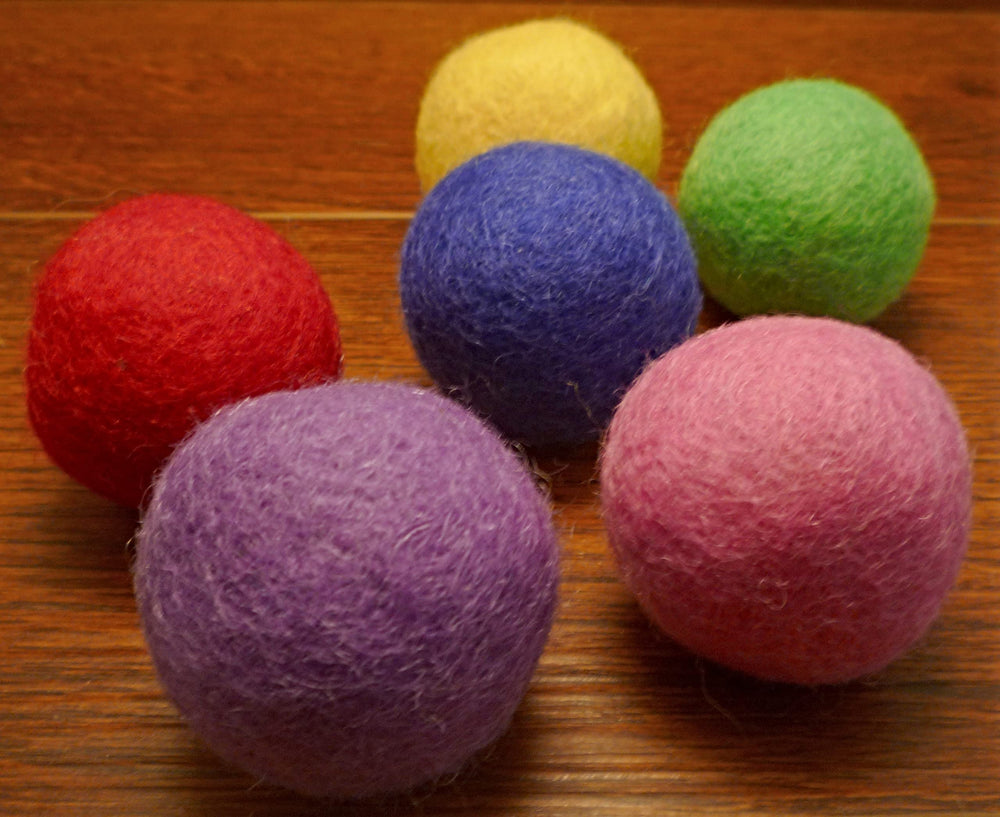 Bola de lana Earthtone Solutions con tintes ecológicos no tóxicos.
