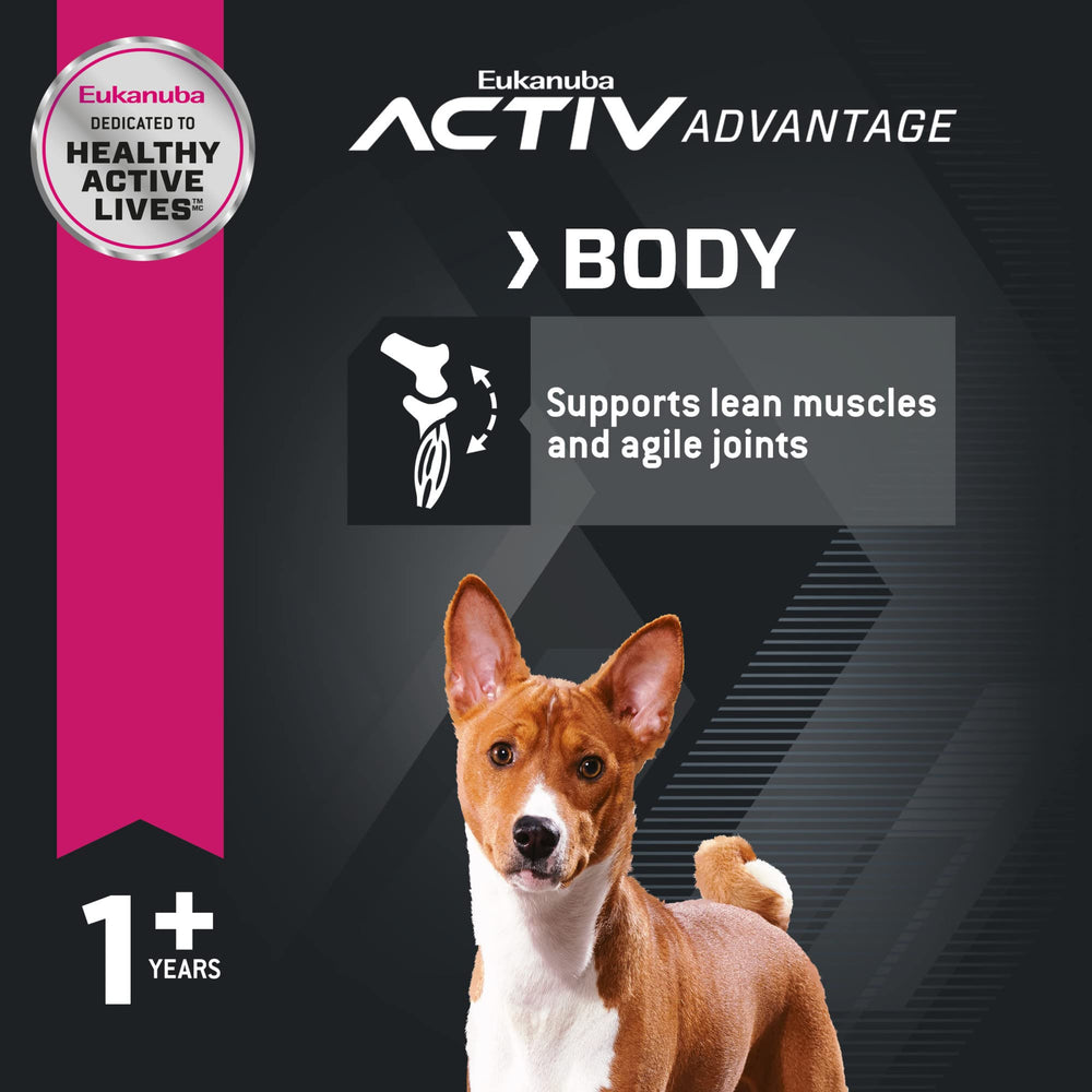 Kibble en forma de S de Eukanuba Small Bites para masticar.