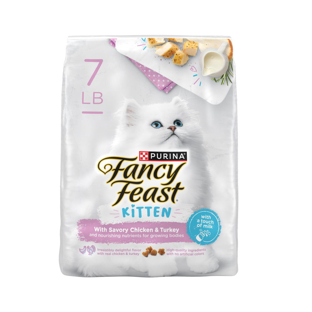 Gatito feliz con croquetas Fancy Feast de pollo y pavo deliciosas.