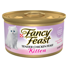 Gatito comiendo Purina Fancy Feast en lata 3 oz con pollo tierno.