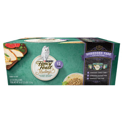 Gato saboreando Fancy Feast Medleys pavo deshilachado con espinacas en caldo sabroso