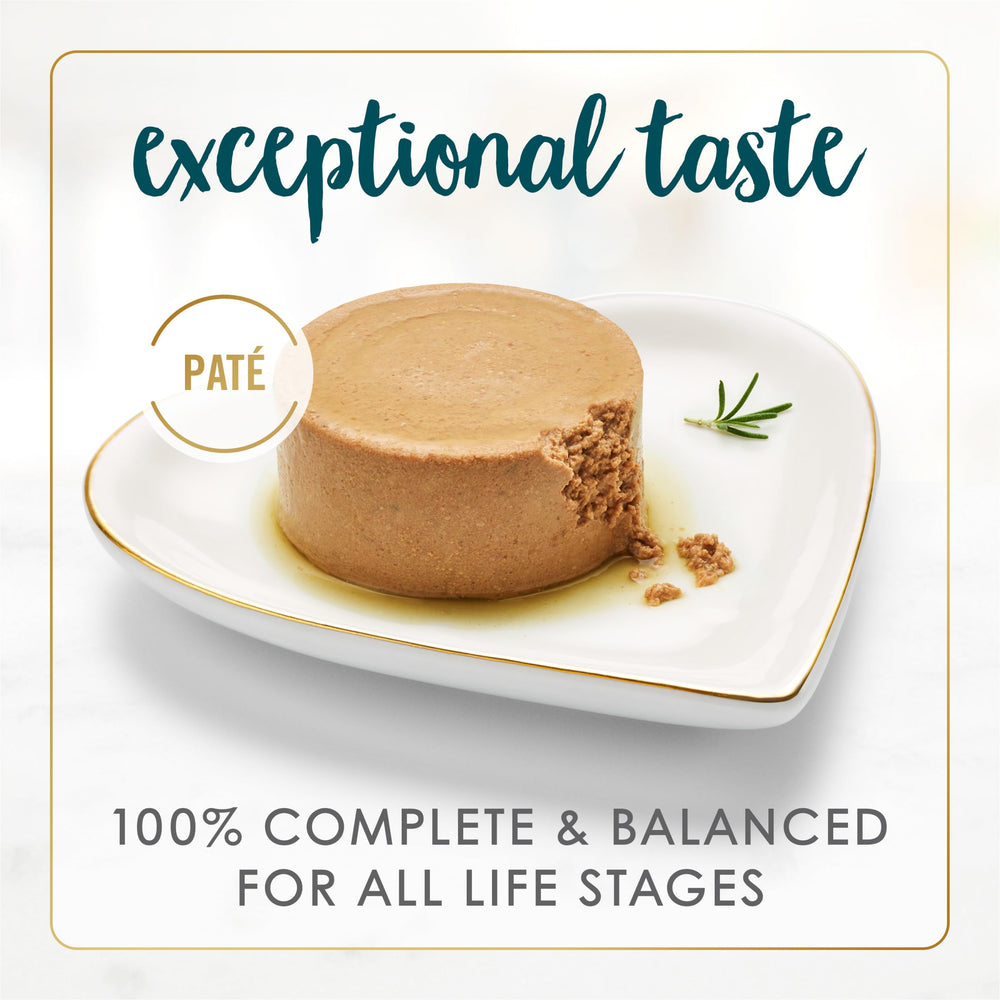 Fancy Feast paté salmón-camarón, textura sedosa para paladares exigentes.