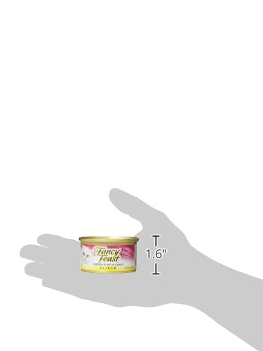 Purina Fancy Feast salsa húmeda para gatos adultos con trozos de pollo.