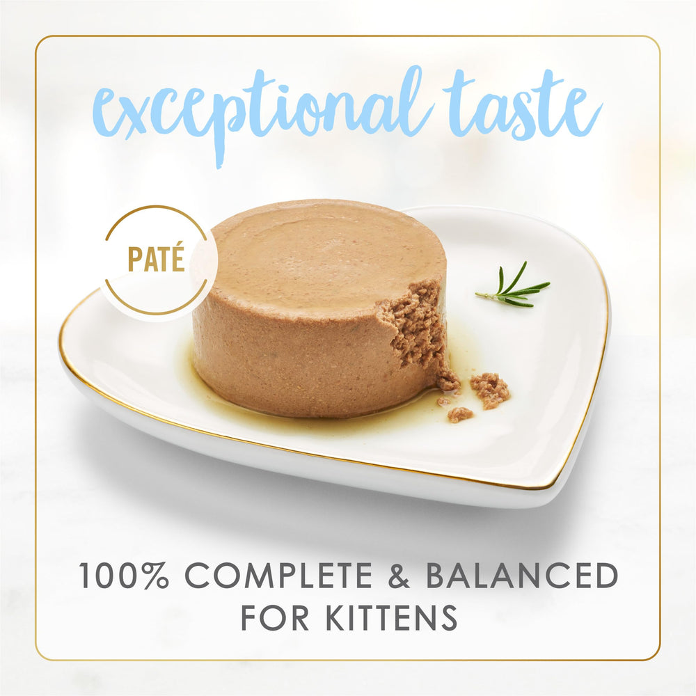 Fancy Feast Tender Ocean Whitefish sabor marino que atrae a gatitos curiosos durante la comida