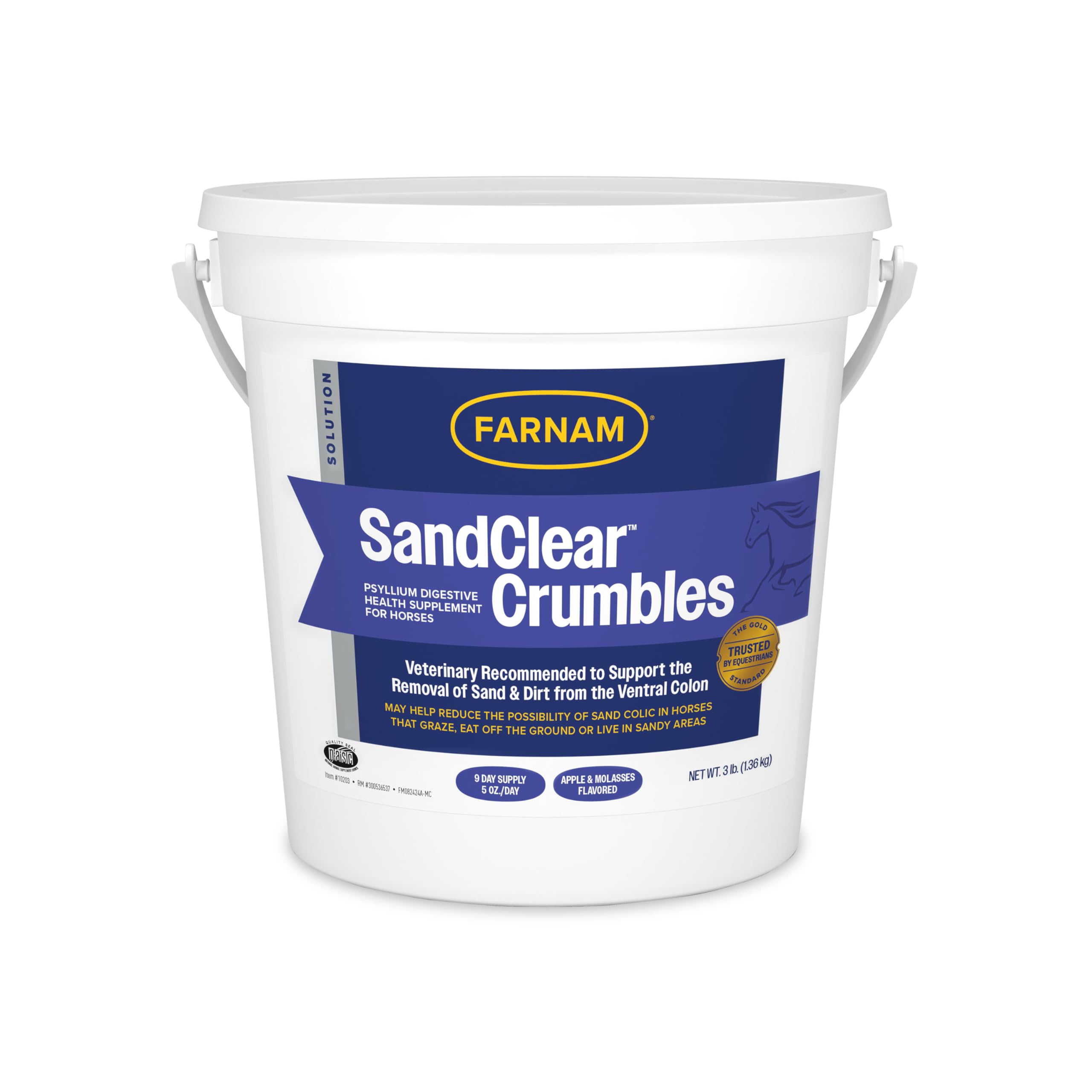 Farnam SandClear Crumbles se vierte desde el bote para dosificación rápida.