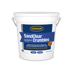 Farnam SandClear Crumbles se vierte desde el bote para dosificación rápida.