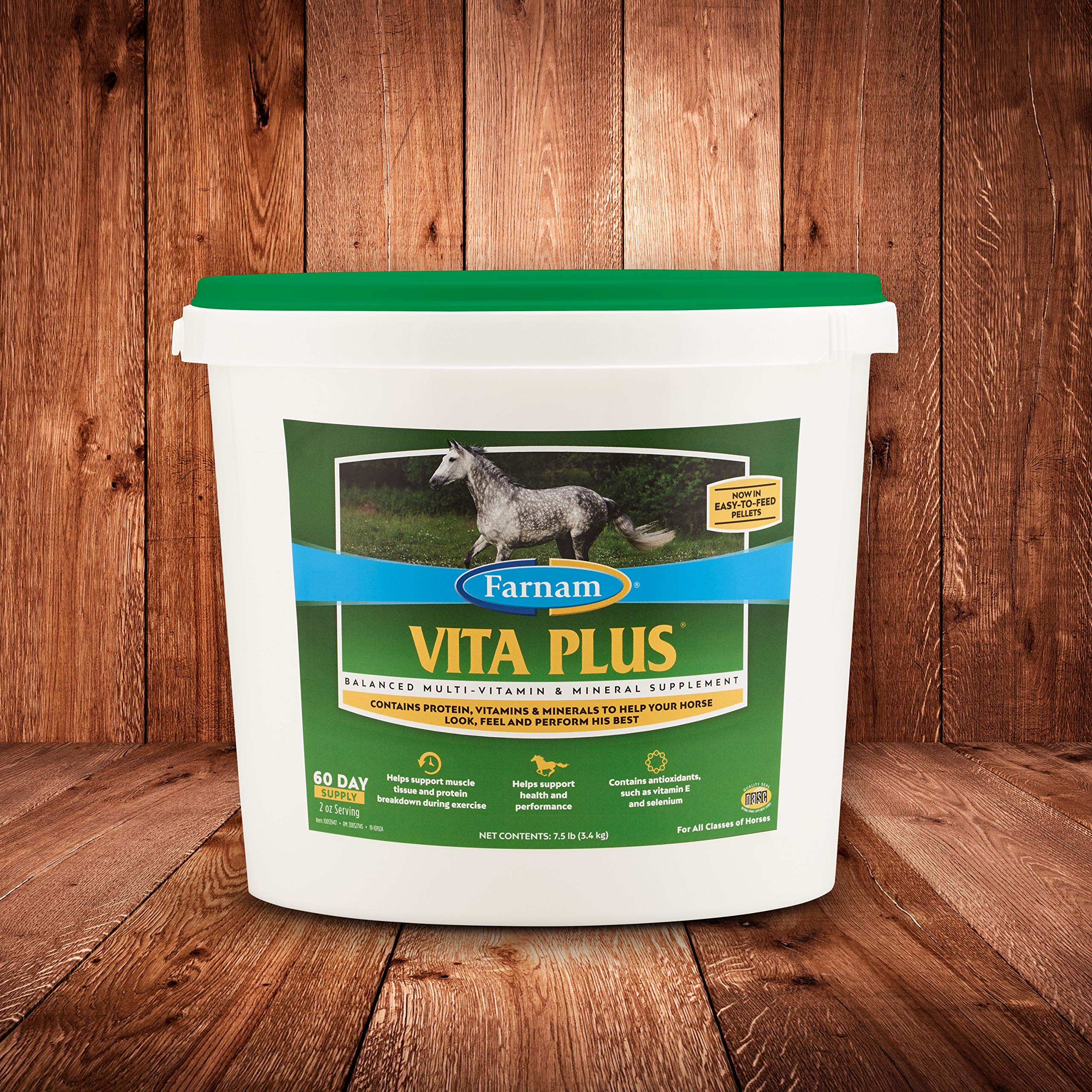 Caballo comiendo Farnam Vita Plus en tazón para uso diario.