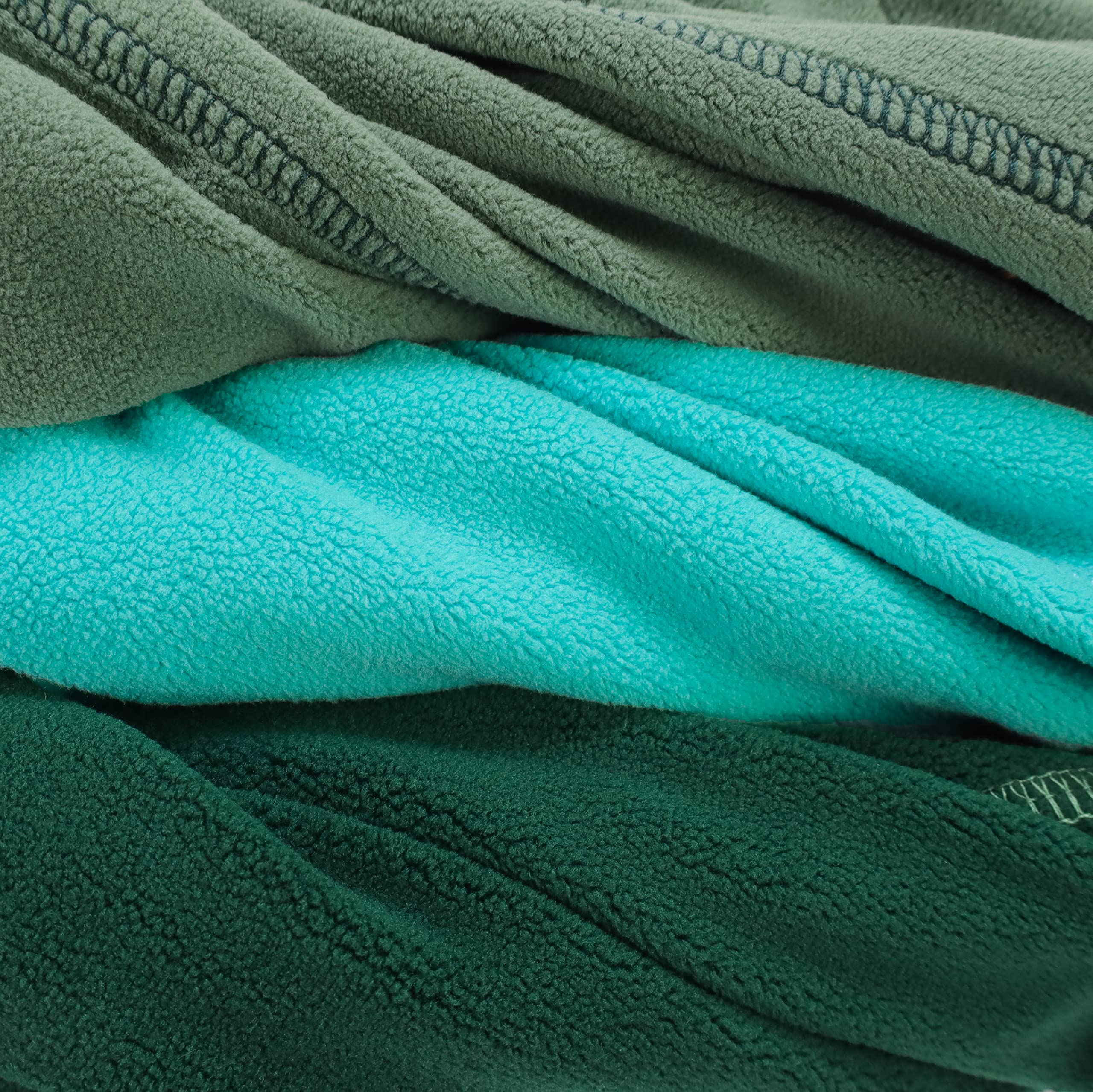 Fitwarm modelo mascota usando la sudadera felpa, uso diario cómodo