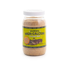 Lata de Fluker's Grillos Alto Calcio abierta para carga intestinal.
