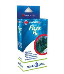 Flux RX 7000mg, botella en mano, lista para mejorar la claridad del agua del acuario.