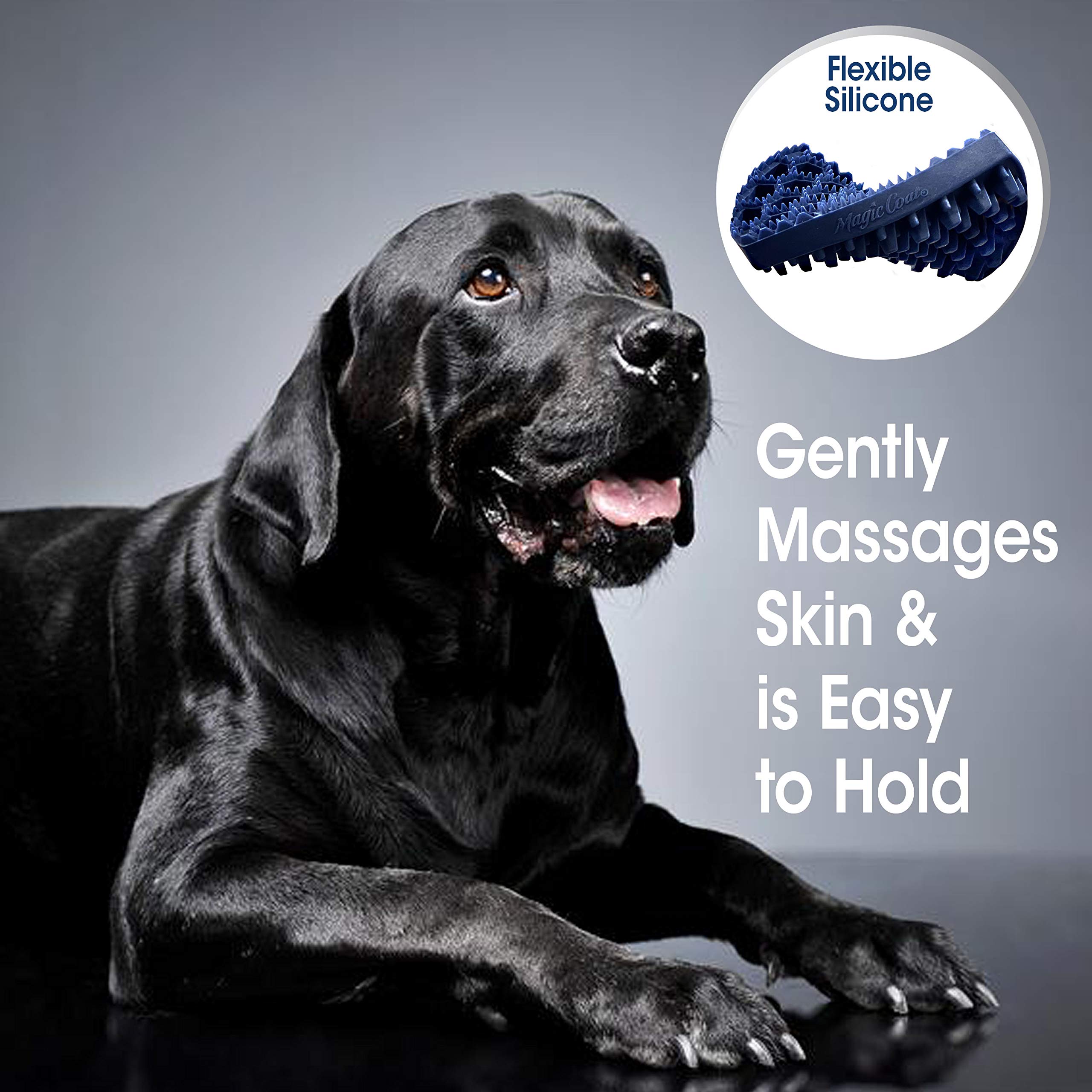 Four Paws cepillo masaje flexible para una sesión de cuidado cómoda