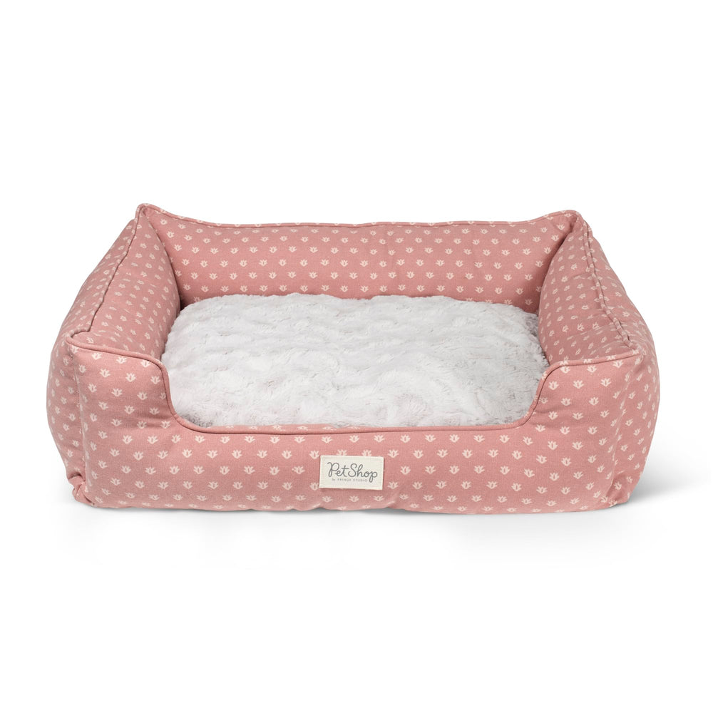 Fringe Studio Ditsy Block Rosado Oscuro – cama rectangular para mascotas, con entrada fácil para perros pequeños.